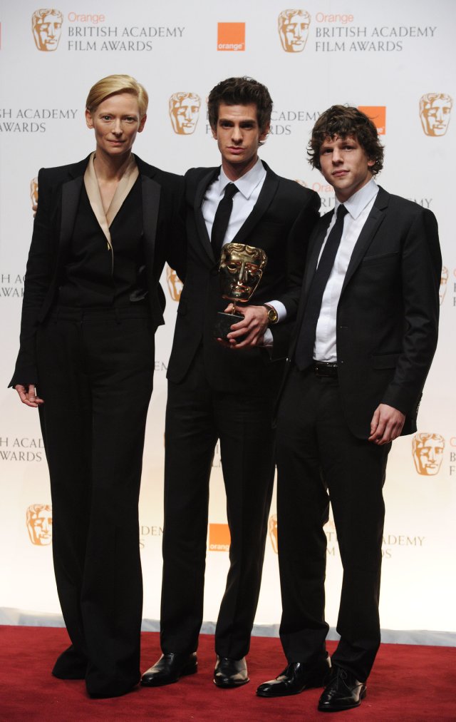 Jesse Eisenberg, Tilda Swinton, Andrew Garfield alla cerimonia di premiazione dei BAFTA Awards