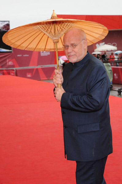 Venezia 2011:il direttore della Mostra Marco Muller sul Red Carpet di Cavalli
