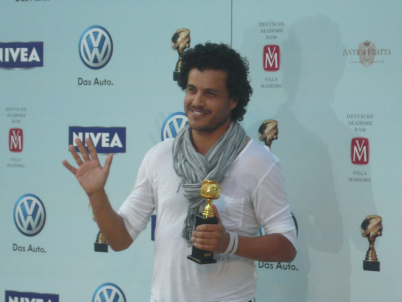 Mohamed Zouaoui riceve il Globo d'oro per I Fiori di Kirkuk