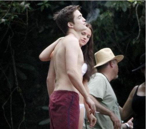Robert Pattinson e Kristen Stewart sul set in Brasile