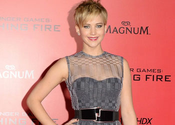 Jennifer Lawrence in sexy trasparenze sul red carpet di Los Angeles per Hunger Games: La Ragazza di Fuoco