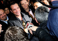 Jean Dujardin accolto da eroe al suo arrivo a Parigi