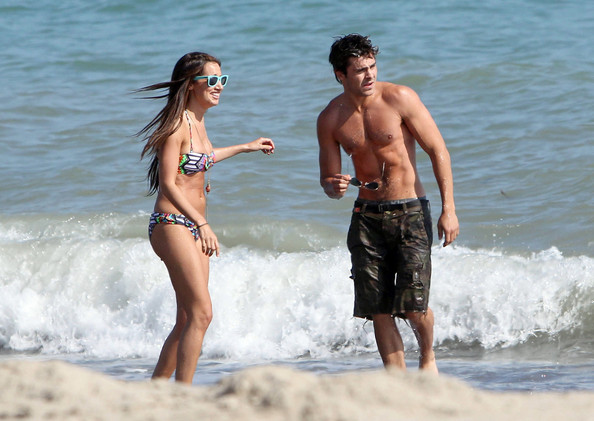 Ashley Tisdale e Zac Efron sulla spiaggia a Malibu