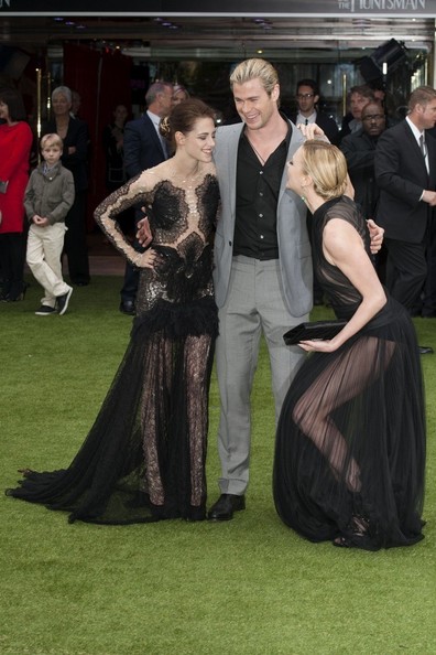 Charlize Theron in ginocchio davanti a Chris Hemsworth