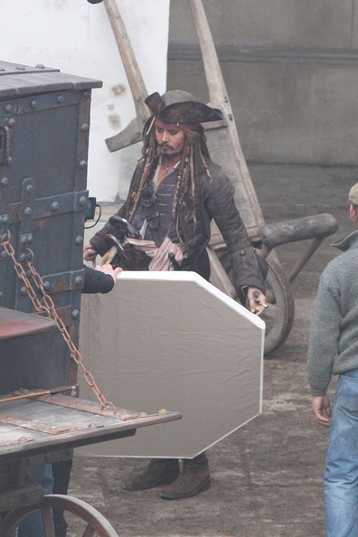 Johnny Depp nei panni di Jack Sparrow sul set dei Pirati dei Caraibi 4