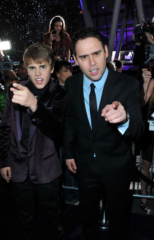 Justin Bieber e Scooter Braun alla premiere di Los Angeles di Justin Bieber: Never Say Never