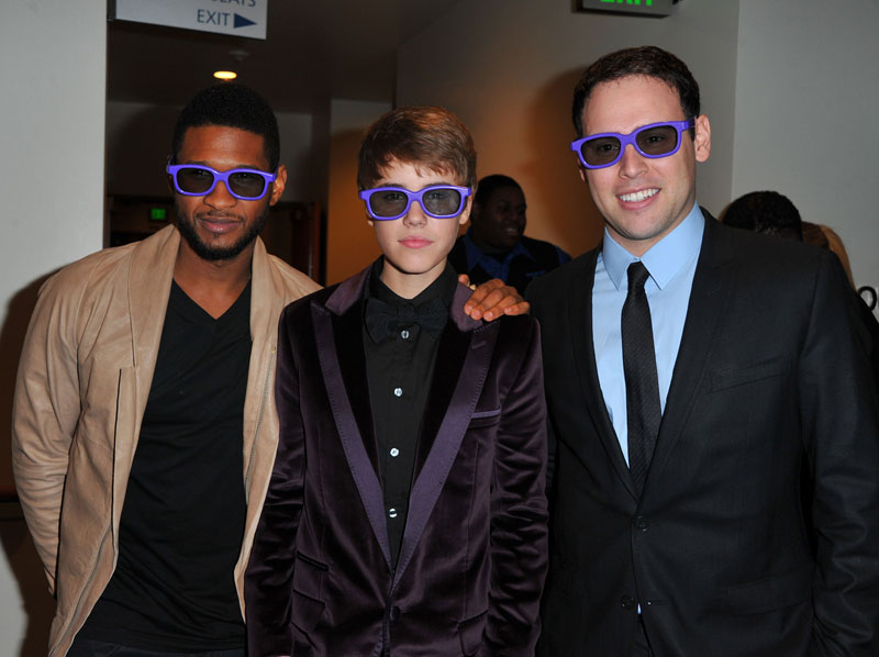 Usher, Justin Bieber e Scooter Braun alla premiere di Los Angeles di Justin Bieber: Never Say Never