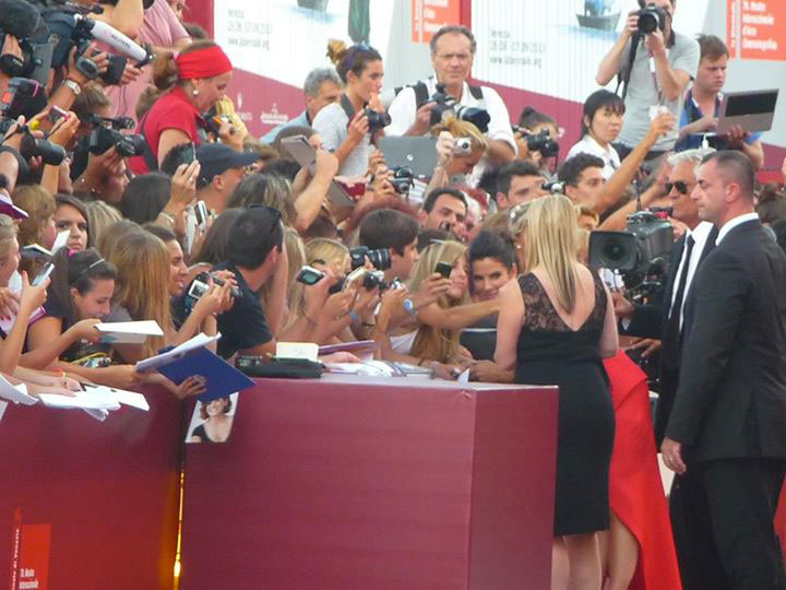 Sandra Bullock tra i fan a Venezia 70