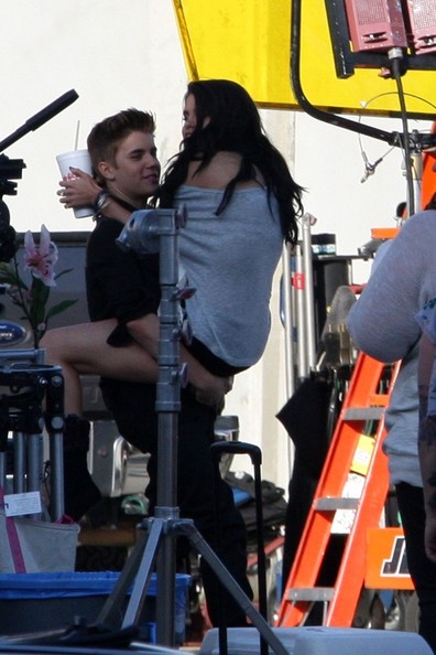Selena Gomez e Justin Bieber si abbracciano sul set di Boyfriend