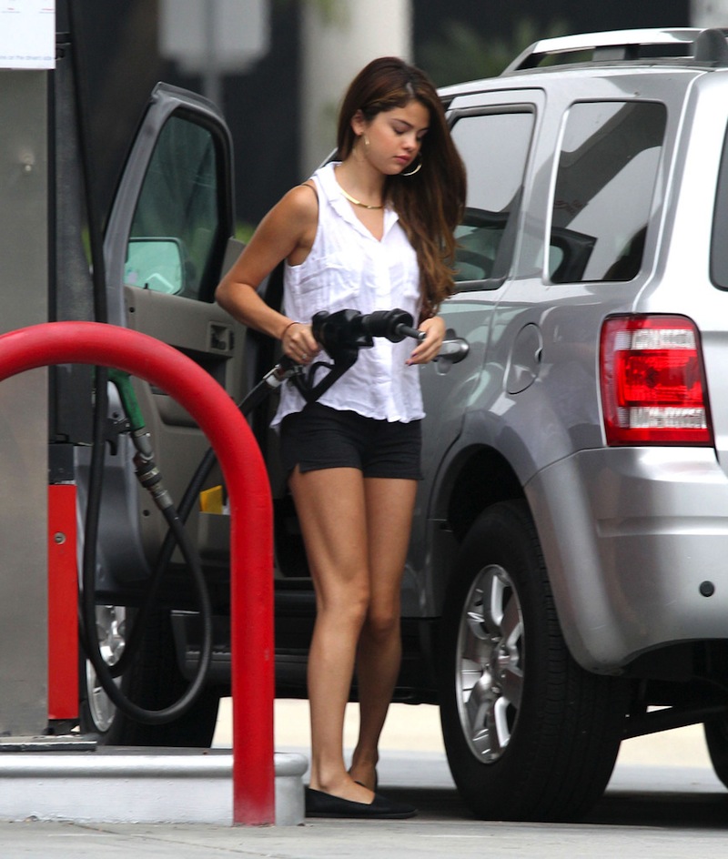 Selena Gomez e la pompa di benziina - 2