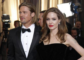 Brad Pitt e Angelina Jolie: il matrimonio si avvicina, ritirate le fedi