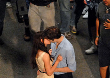 Un bacio sul red carpet di Breaking Dawn parte 2 per Robert Pattinson e Kristen Stewart?
