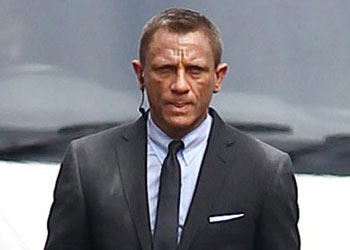 Nella clip di 007 Skyfall Daniel Craig si presenta: il suo nome  James Bond