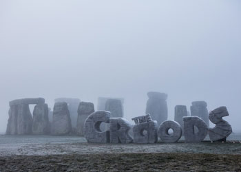 I Croods celebrano la primavera a Stonehenge