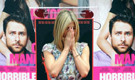 Jennifer Aniston lascia firma e impronte davanti al Grauman's Chinese Theatre sulla Walk of Fame