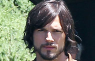 Prime foto di Ashton Kutcher nei panni di Steve Jobs nel film jOBS