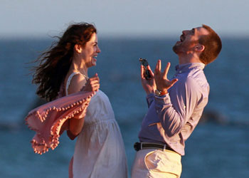 Passeggiata romantica sulla spiaggia per Chris Evans e Michelle Monaghan