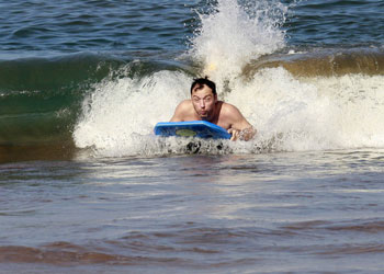 Jude Law surfista alle Hawaii