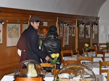 Mila Kunis e Ashton Kutcher cena segreta (?) da Checchino dal 1887  a Roma
