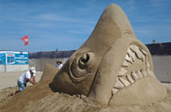 Una scultura di sabbia per celebrare Lo Squalo. Le foto ed il video.