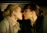 Nella prima foto di Passion di Brian de Palma, un bacio tra Rachel McAdams e Noomi Rapace