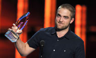 Nuovo look per Robert Pattinson: capelli quasi a zero al Nokia Theatre