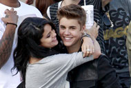 Le foto di Selena Gomez e Justin Bieber che si baciano ed abbracciano sul set di Boyfriend