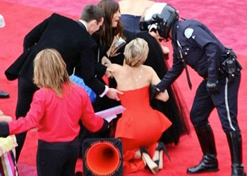 Jennifer Lawrence cade anche sul Red Carpet degli Oscar 2014