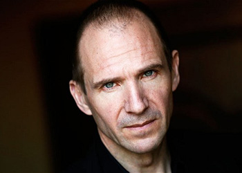 Ralph Fiennes diriger The Beacon: la star sar anche il protagonista