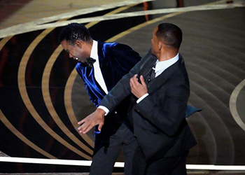 Notte degli Oscar 2022: Will Smith colpisce al volto Chris Rock durante la diretta