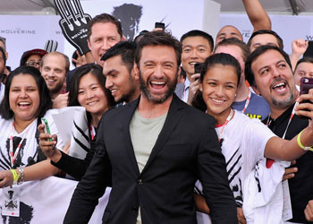 Hugh Jackman circondato dai fan alla premiere di Wolverine: l'Immortale a New York