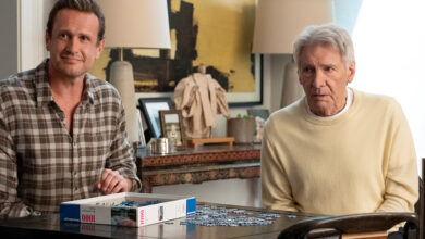 Jason Segel e Harrison Ford in Shrinking