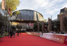 Red carpet della Festa del Cinema di Roma all'Auditorium Parco della Musica, con il pubblico in attesa degli eventi.