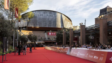 Red carpet della Festa del Cinema di Roma all'Auditorium Parco della Musica, con il pubblico in attesa degli eventi.