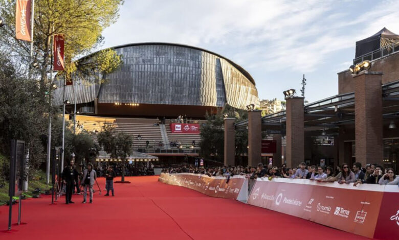 Red carpet della Festa del Cinema di Roma all'Auditorium Parco della Musica, con il pubblico in attesa degli eventi.
