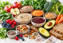 Alimenti ricchi di fibre come legumi, avena, frutta, verdure, avocado e frutta secca
