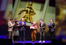 Go Nagai riceve il premio Yellow Kid Maestro del Fumetto sul palco dei Lucca Comics & Games Awards 2026.