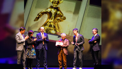 Go Nagai riceve il premio Yellow Kid Maestro del Fumetto sul palco dei Lucca Comics & Games Awards 2026.