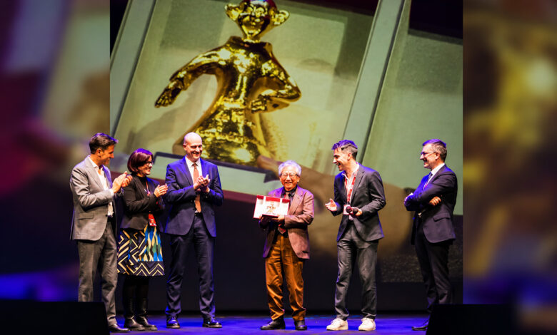 Go Nagai riceve il premio Yellow Kid Maestro del Fumetto sul palco dei Lucca Comics & Games Awards 2026.
