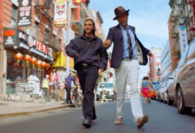 Jovanotti e Samurai Jay camminano insieme per le strade di New York in una scena del videoclip Le foglie di te, primo nella classifica radio EarOne del 29 ottobre 2026.