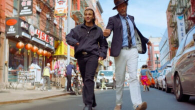 Jovanotti e Samurai Jay camminano insieme per le strade di New York in una scena del videoclip Le foglie di te, primo nella classifica radio EarOne del 29 ottobre 2026.