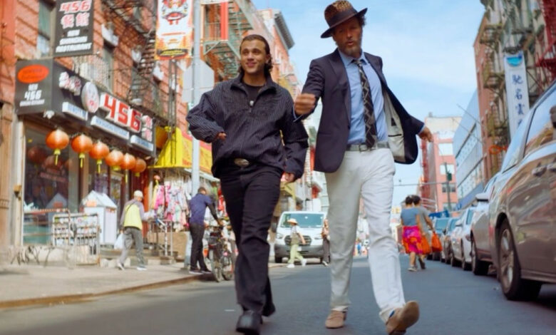 Jovanotti e Samurai Jay camminano insieme per le strade di New York in una scena del videoclip Le foglie di te, primo nella classifica radio EarOne del 29 ottobre 2026.
