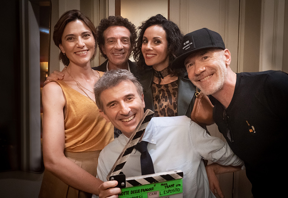 Foto di gruppo sul set di La notte delle fragole, con Ficarra e Picone e altri membri del cast, sorridenti davanti alla macchina fotografica.