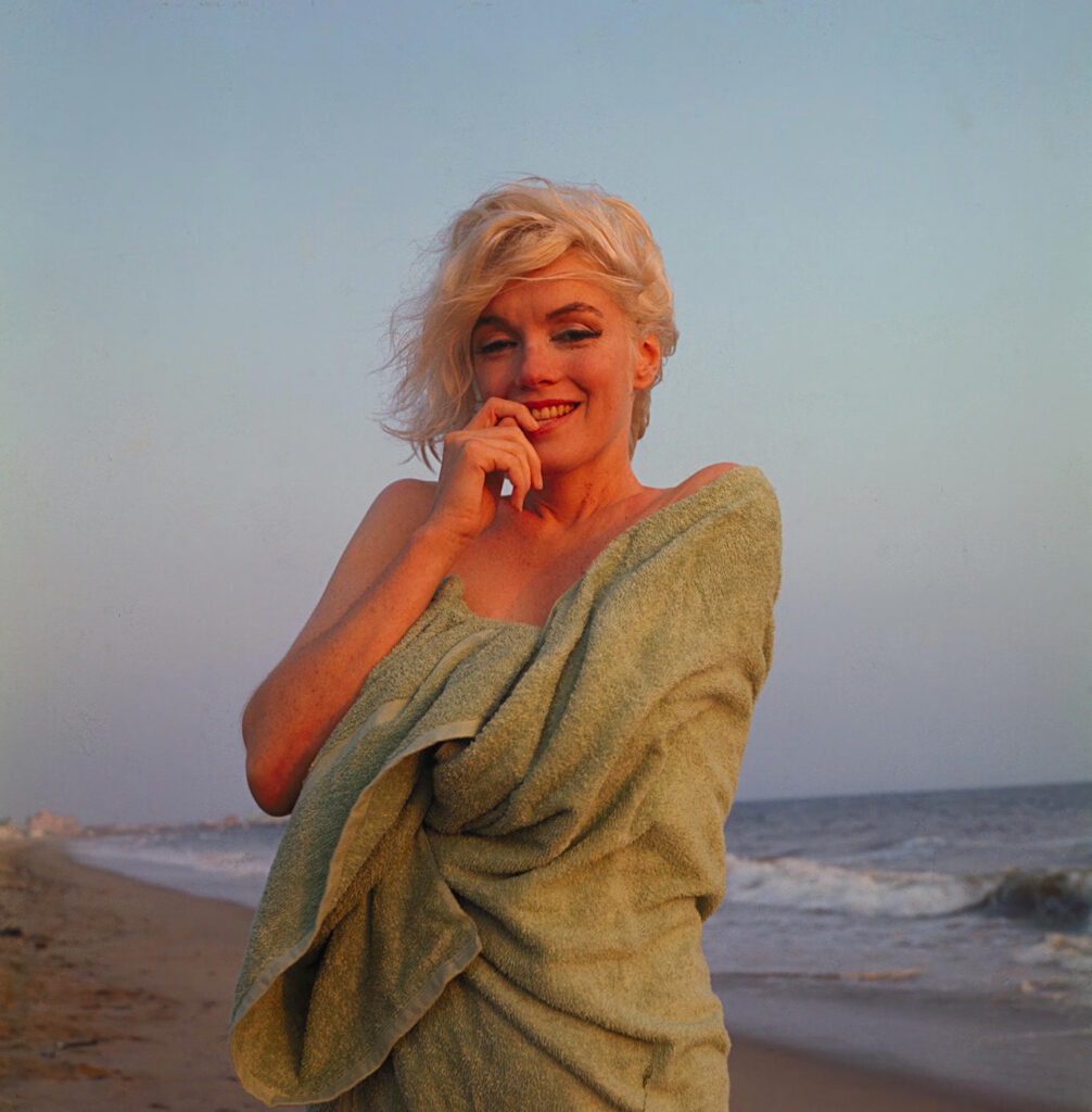 Marilyn Monroe fotografata da George Barris sulla spiaggia di Santa Monica nel 1962