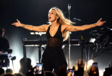 Miley Cyrus sul palco durante un concerto, protagonista della classifica EarOne Airplay del 23 ottobre 2026 con Bass Persuades al primo posto.