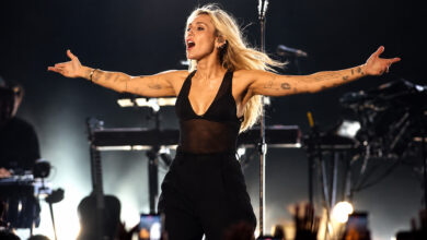 Miley Cyrus sul palco durante un concerto, protagonista della classifica EarOne Airplay del 23 ottobre 2026 con Bass Persuades al primo posto.