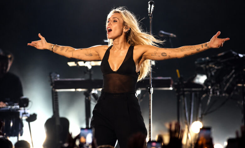 Miley Cyrus sul palco durante un concerto, protagonista della classifica EarOne Airplay del 23 ottobre 2026 con Bass Persuades al primo posto.