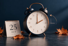 Sveglia analogica che segna le 2:00, calendario del 25 ottobre e freccia che indica il ritorno dell'ora solare 2026.