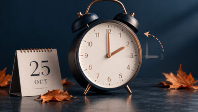 Sveglia analogica che segna le 2:00, calendario del 25 ottobre e freccia che indica il ritorno dell'ora solare 2026.