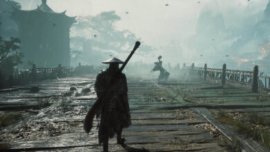 Phantom Blade Zero, Soul attraversa un ponte sotto la pioggia in un'ambientazione orientale avvolta nella nebbia.